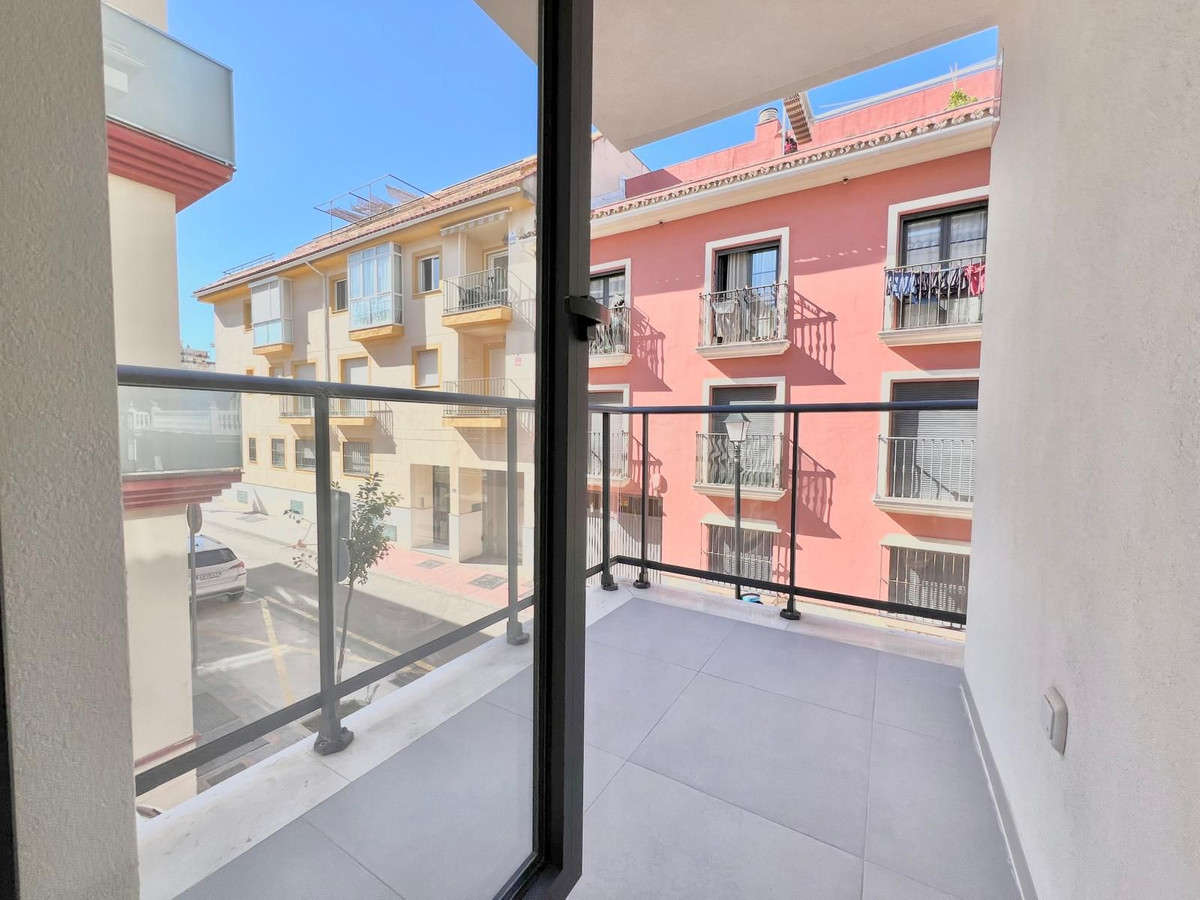 2 Bedroom Apartment in Fuengirola - Photo 2