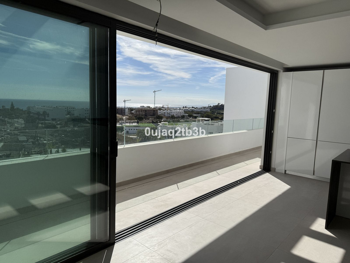 2 Bedroom Penthouse in Estepona - Photo 4