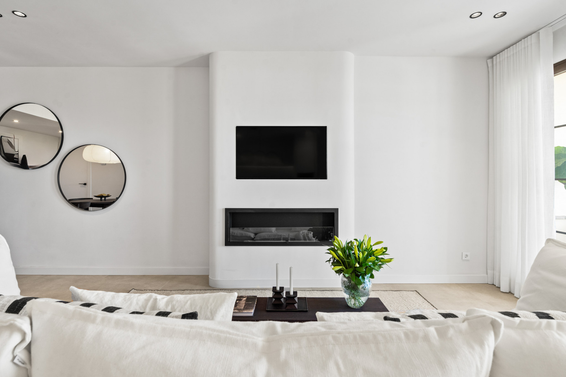 2 Bedroom Apartment in Estepona - Photo 3