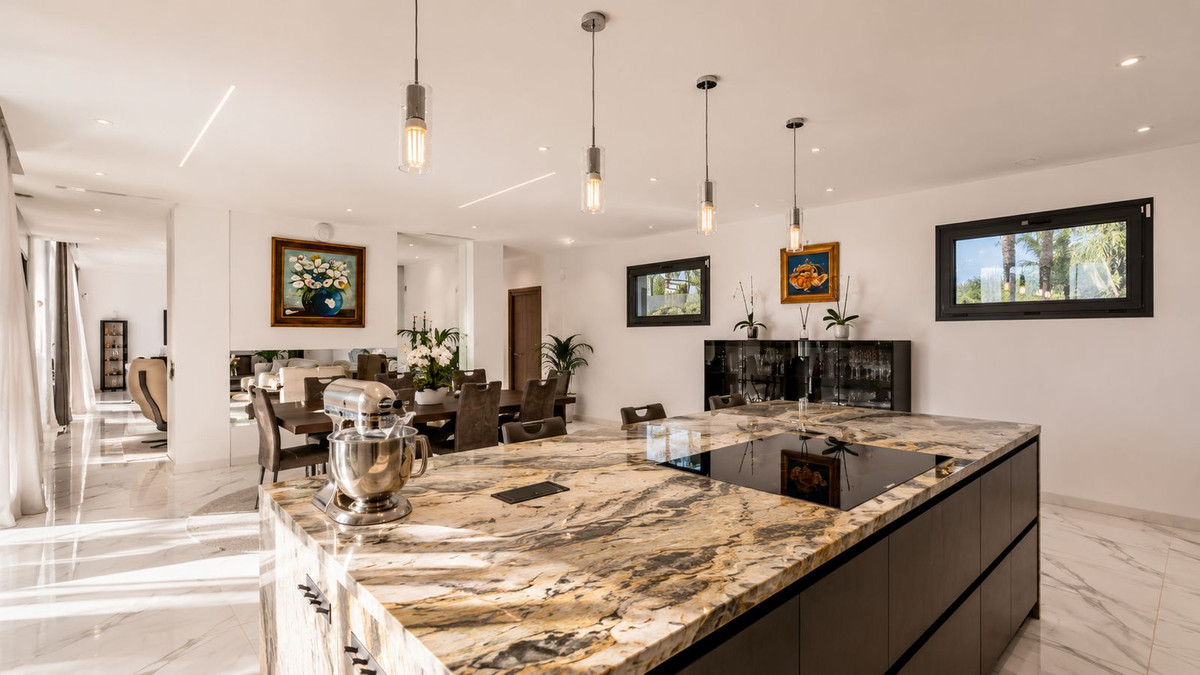 5 Bedroom Villa in Estepona - Photo 9