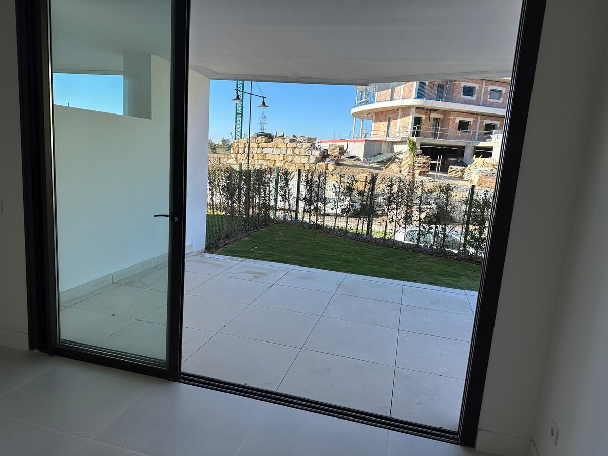 2 Bedroom Apartment in Benalmádena - Photo 2