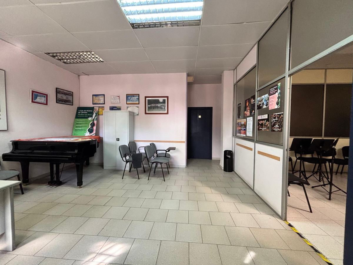 3 Bedroom Apartment in Málaga - Photo 4