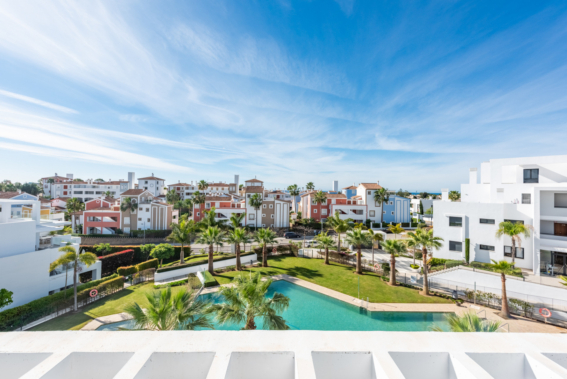 3 Bedroom Penthouse in Estepona - Photo 5