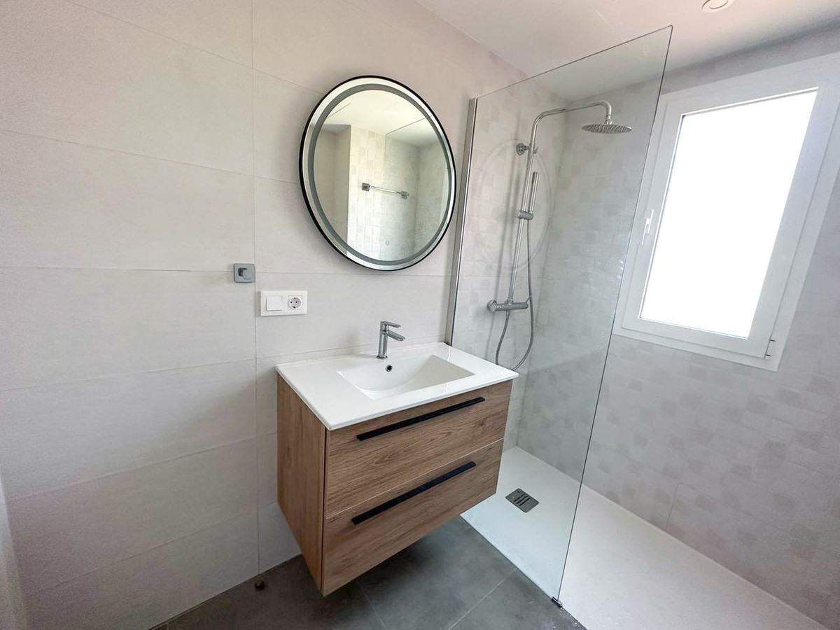 3 Bedroom Penthouse in Estepona - Photo 32