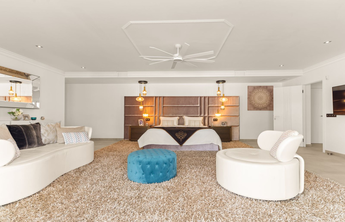 6 Bedroom Villa in Estepona - Photo 21