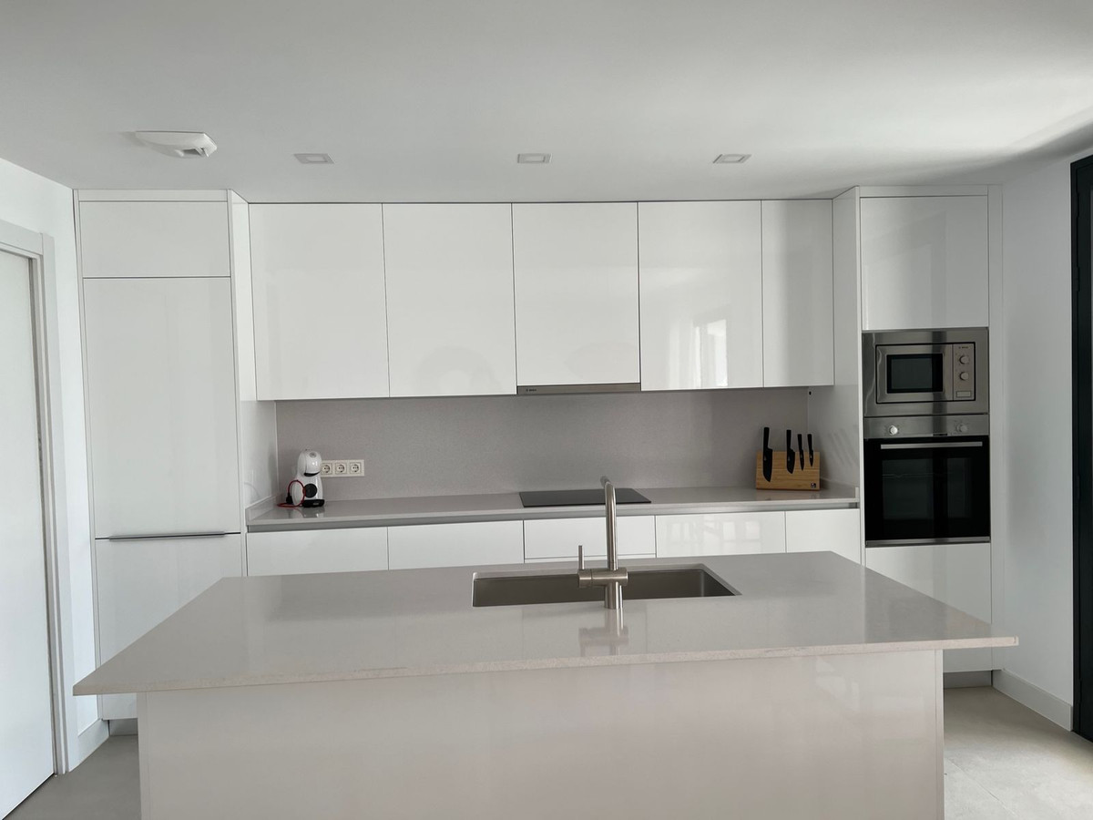 4 Bedroom Apartment in Estepona - Photo 13