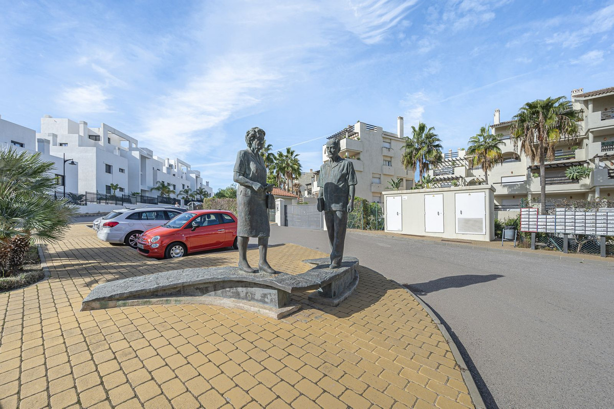 1 Bedroom Apartment in Estepona - Photo 9