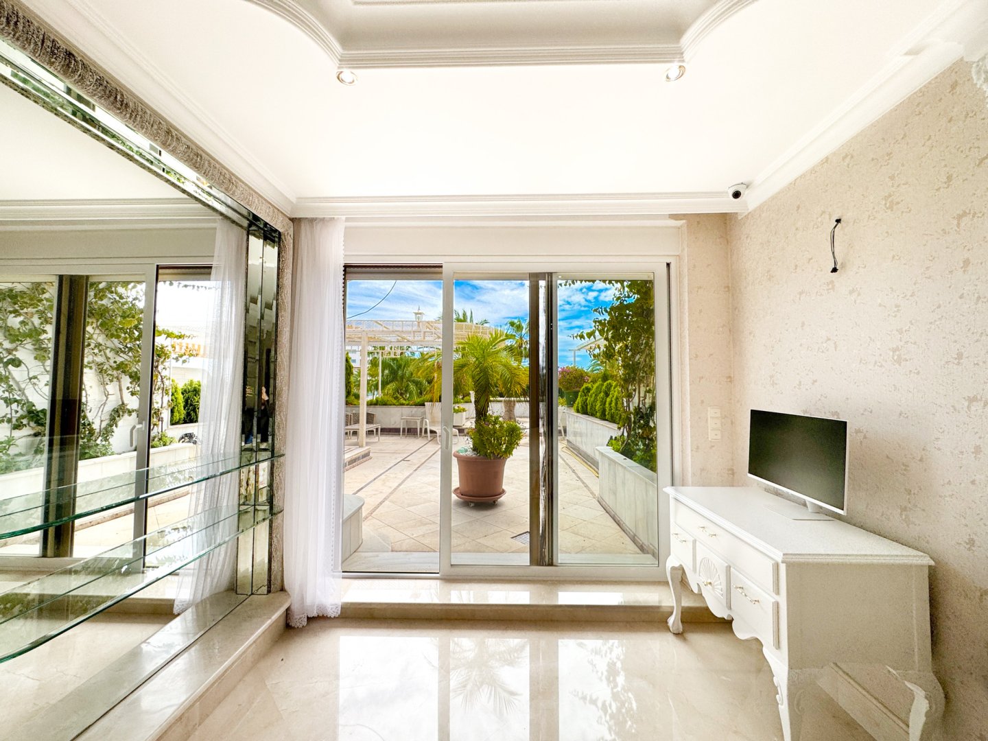 1 Bedroom Apartment in Marbella - Photo 6