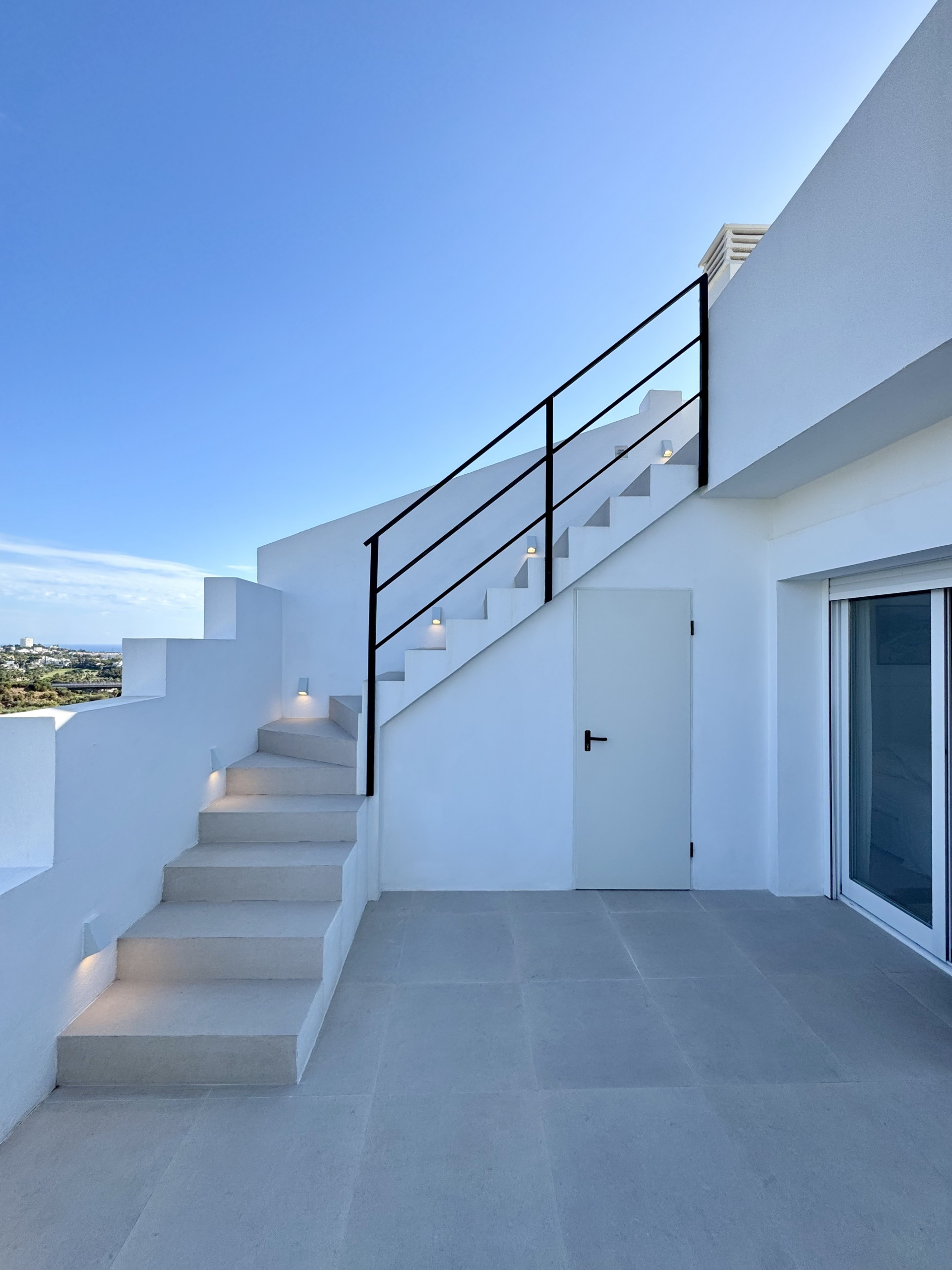 3 Bedroom Penthouse in Benahavís - Photo 40