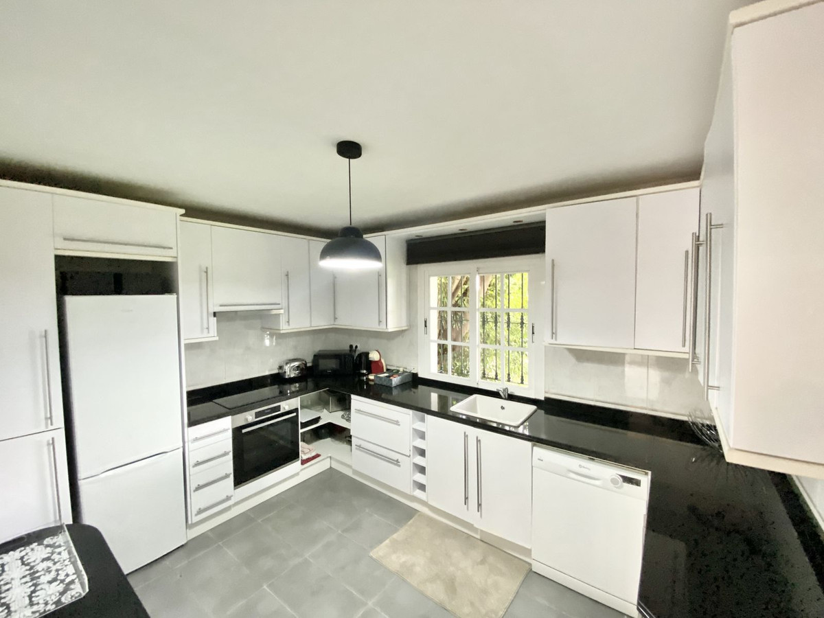 3 Bedroom Villa in Estepona - Photo 3