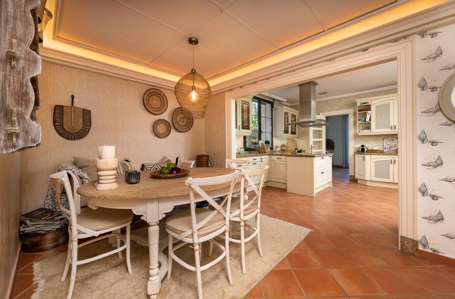 8 Bedroom Villa in San Pedro de Alcántara - Photo 18