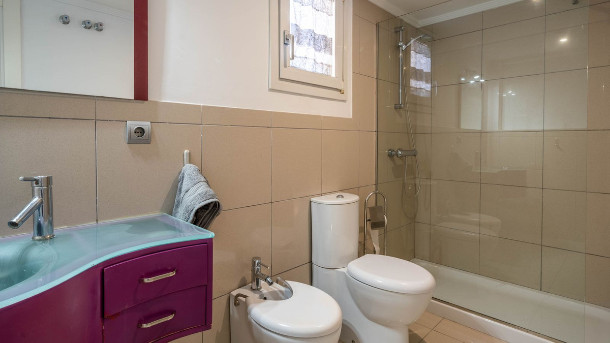 5 Bedroom Villa in Estepona - Photo 29