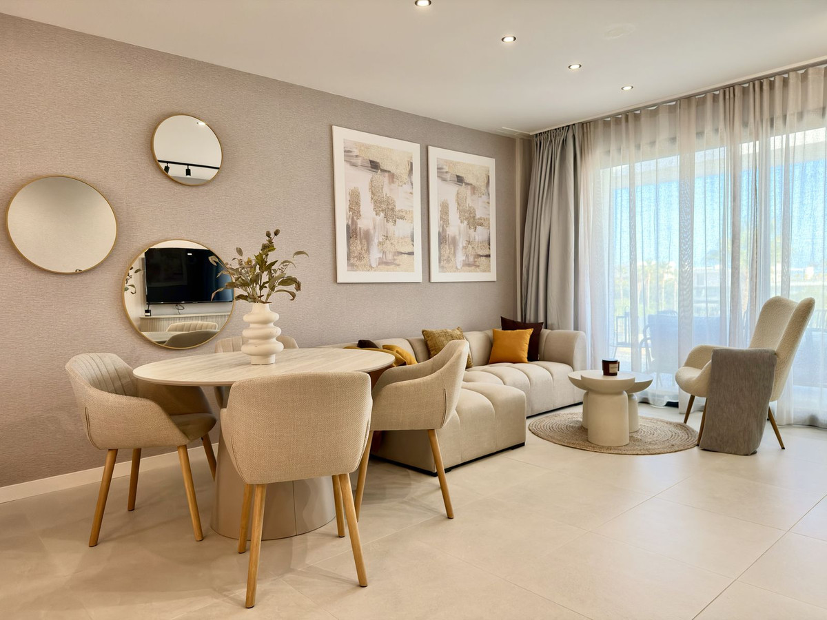 2 Bedroom Apartment in Estepona - Photo 3