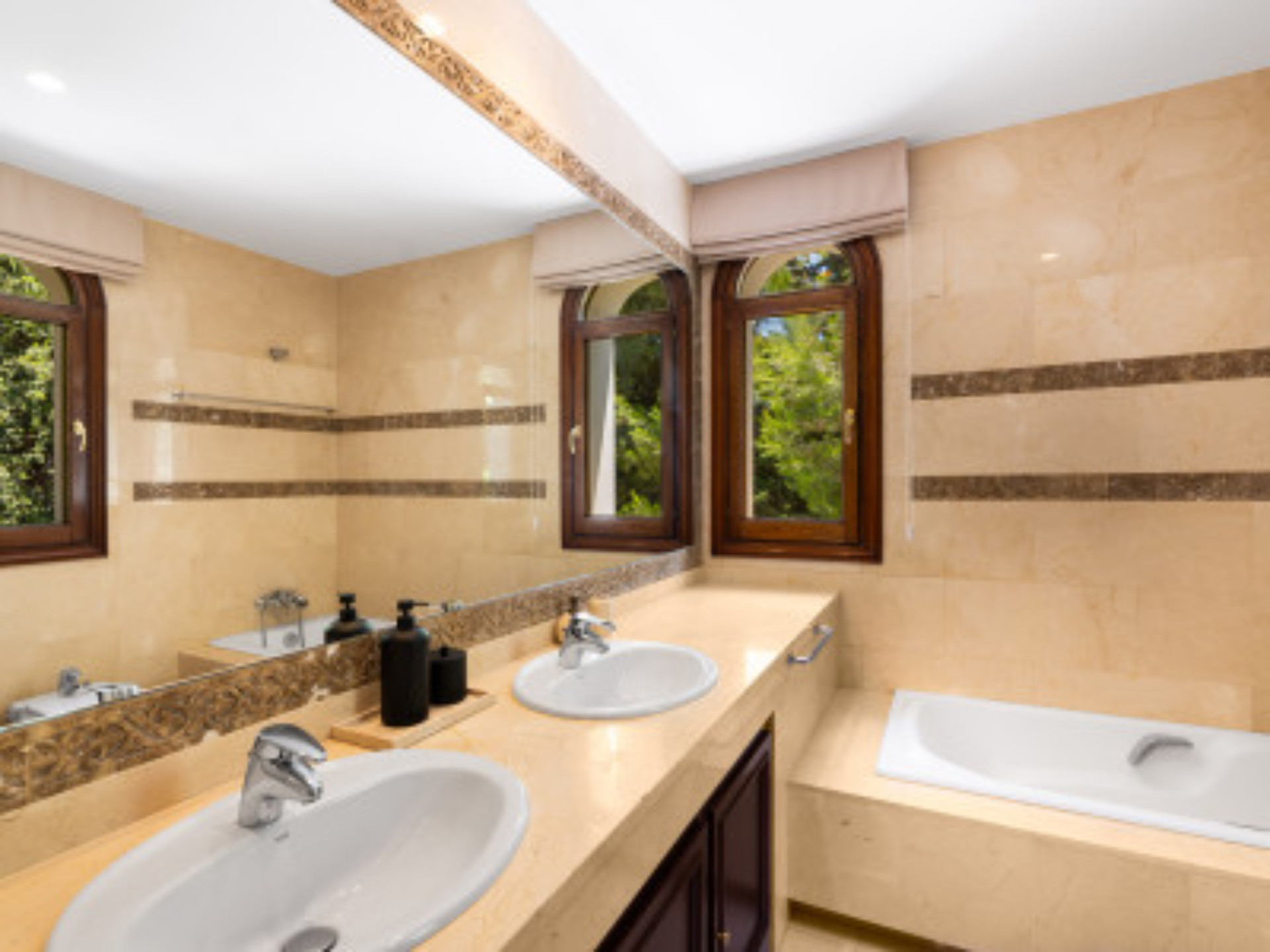 6 Bedroom Villa in Marbella - Photo 10