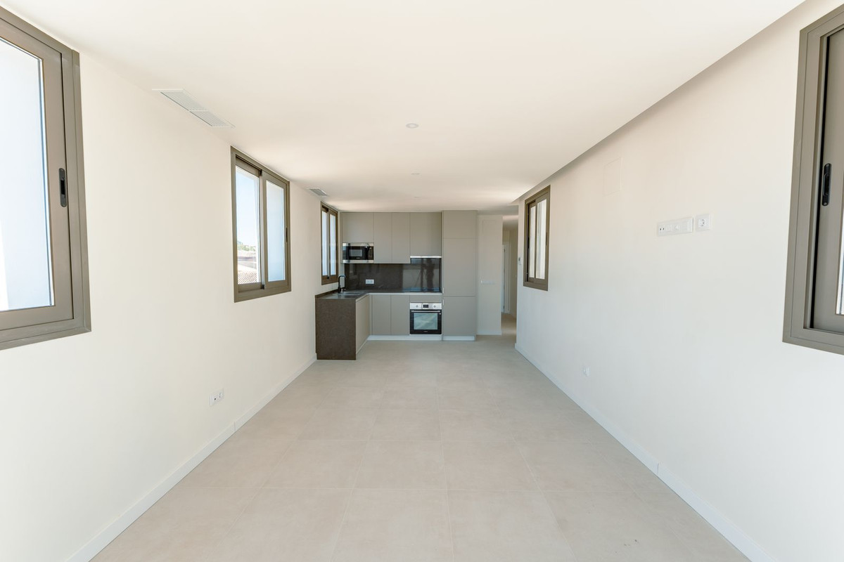 2 Bedroom Penthouse in Estepona - Photo 7