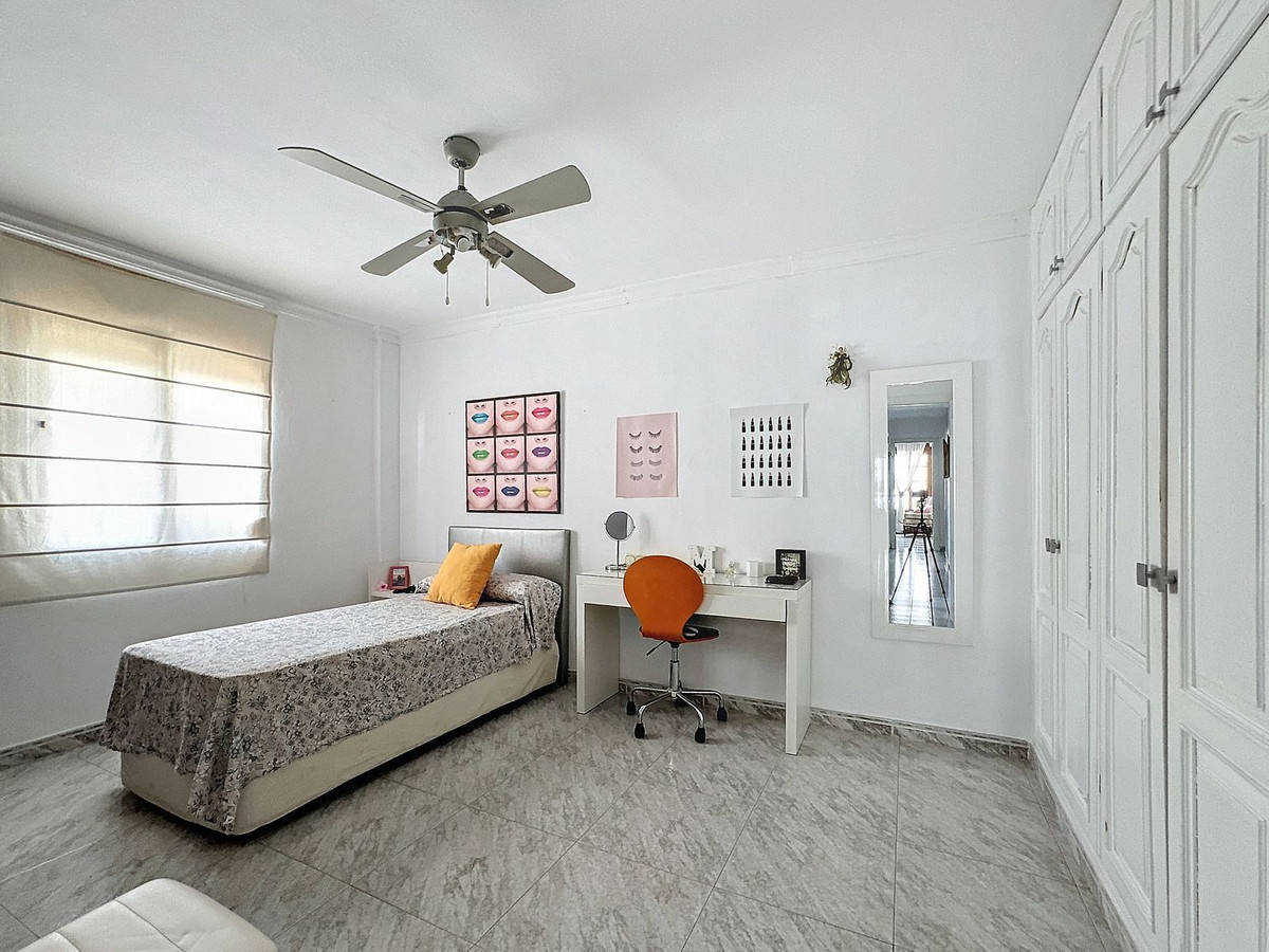 5 Bedroom Villa in Estepona - Photo 22