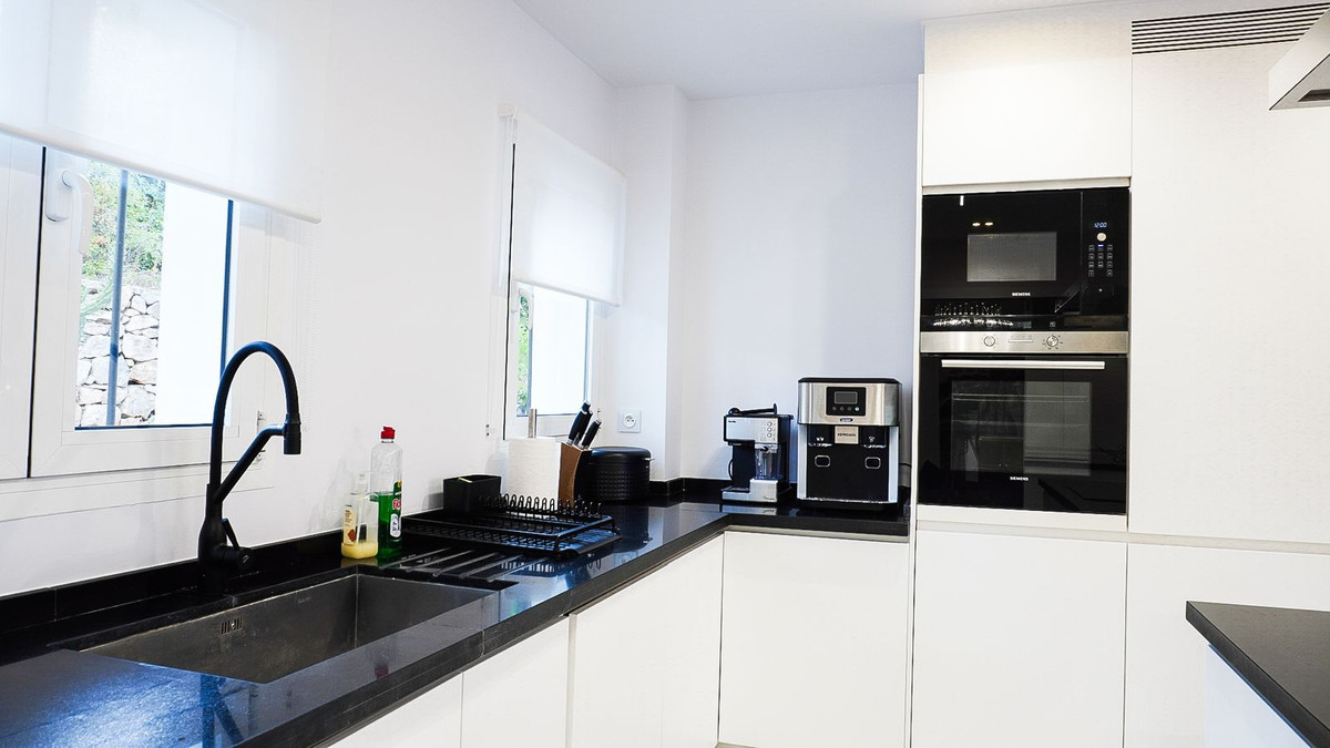 2 Bedroom Apartment in Marbella - Photo 12