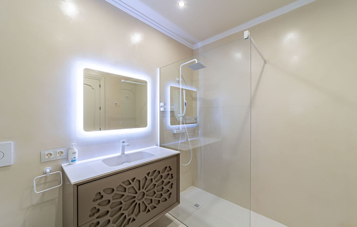 4 Bedroom Villa in Estepona - Photo 31