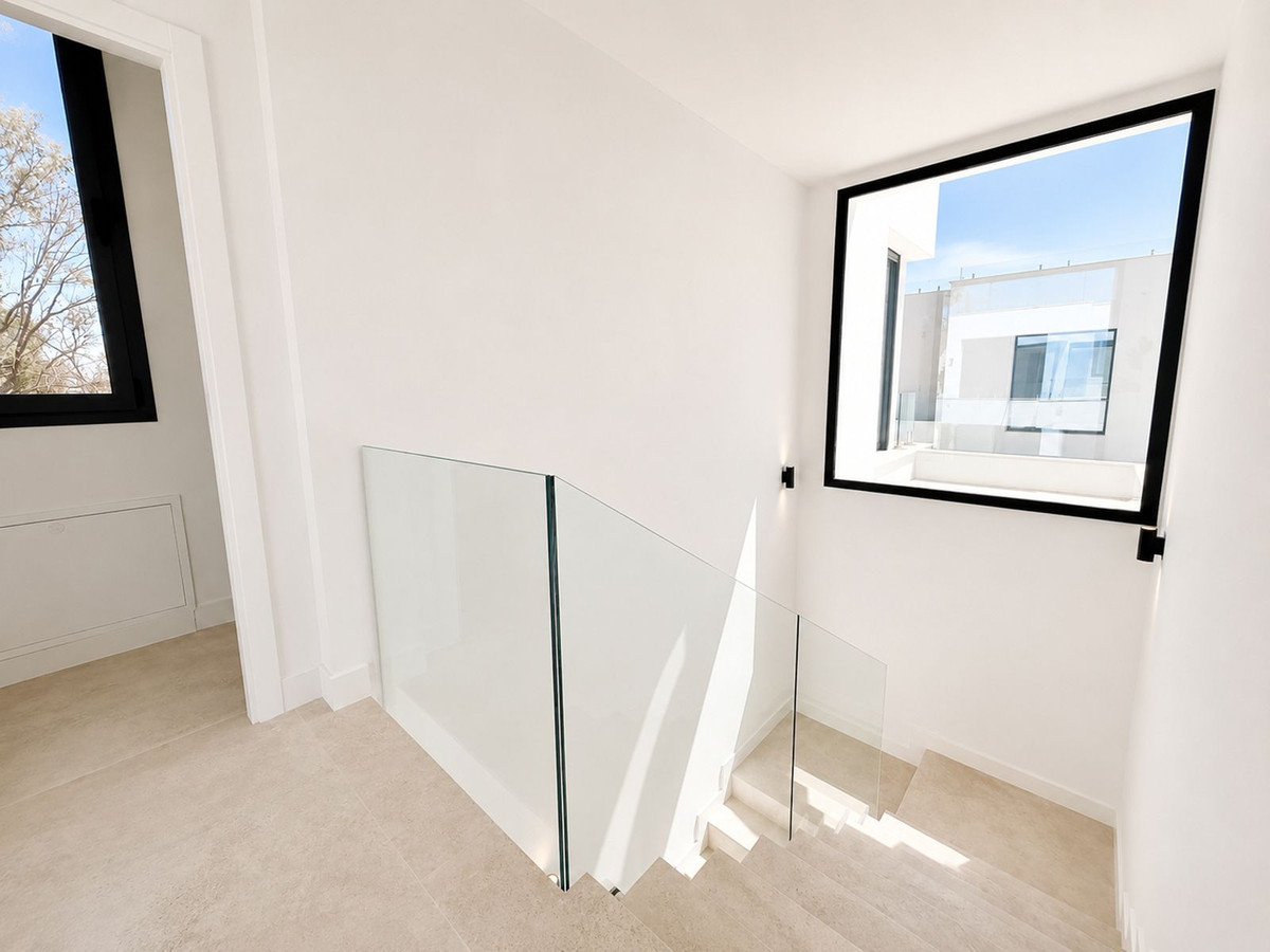 5 Bedroom Villa in Estepona - Photo 18