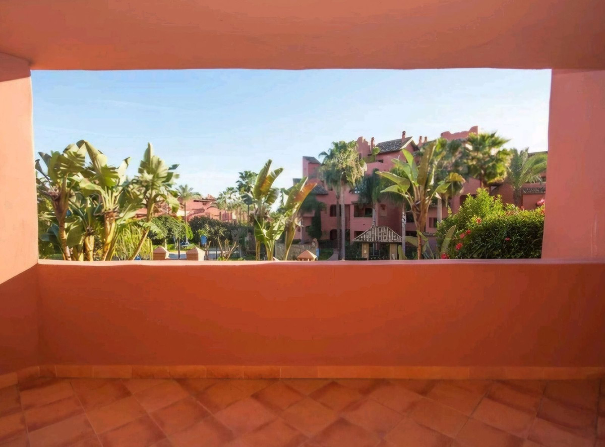 4 Bedroom Apartment in Estepona - Photo 13