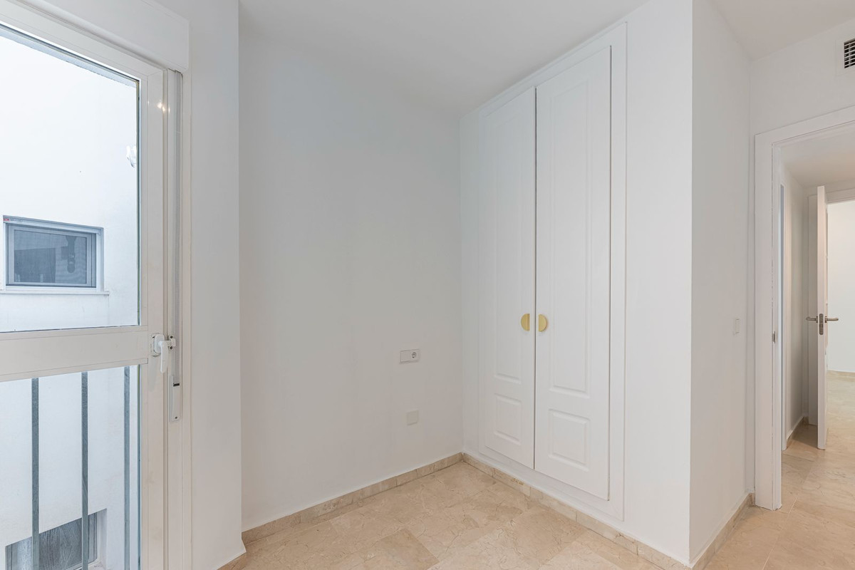2 Bedroom Apartment in Estepona - Photo 21