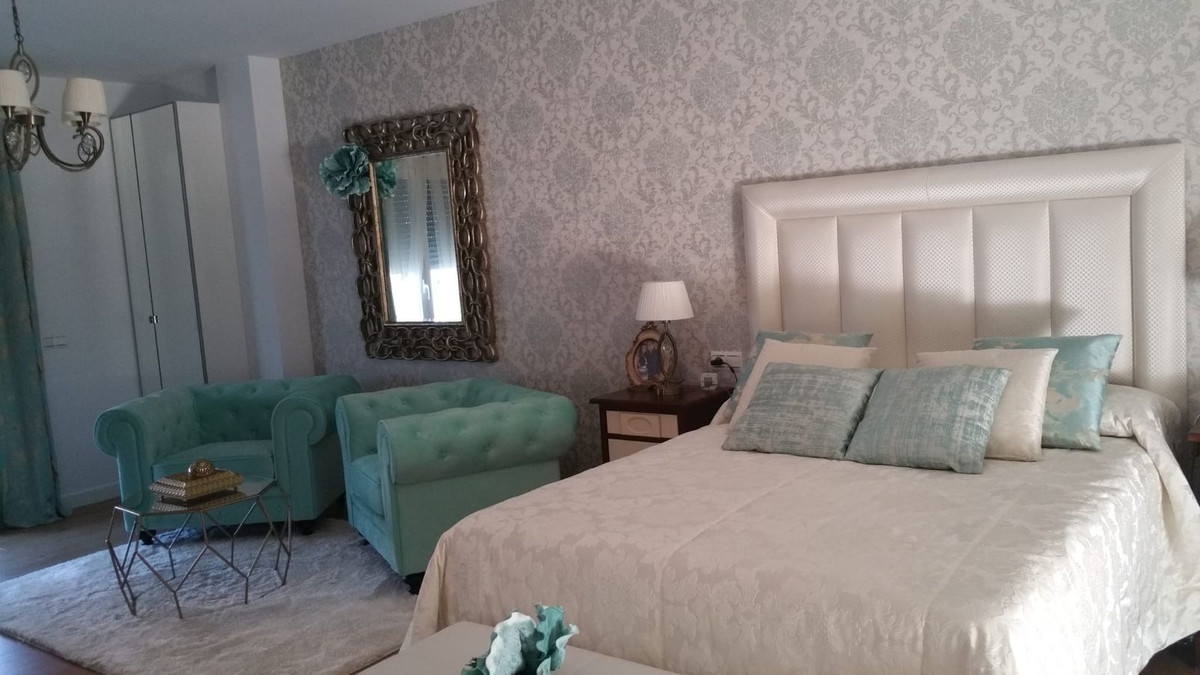 6 Bedroom Townhouse in San Pedro de Alcántara - Photo 13