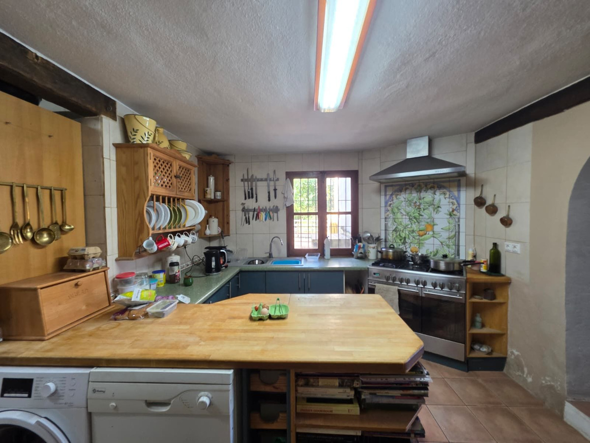 4 Bedroom Country house in Guaro - Photo 4