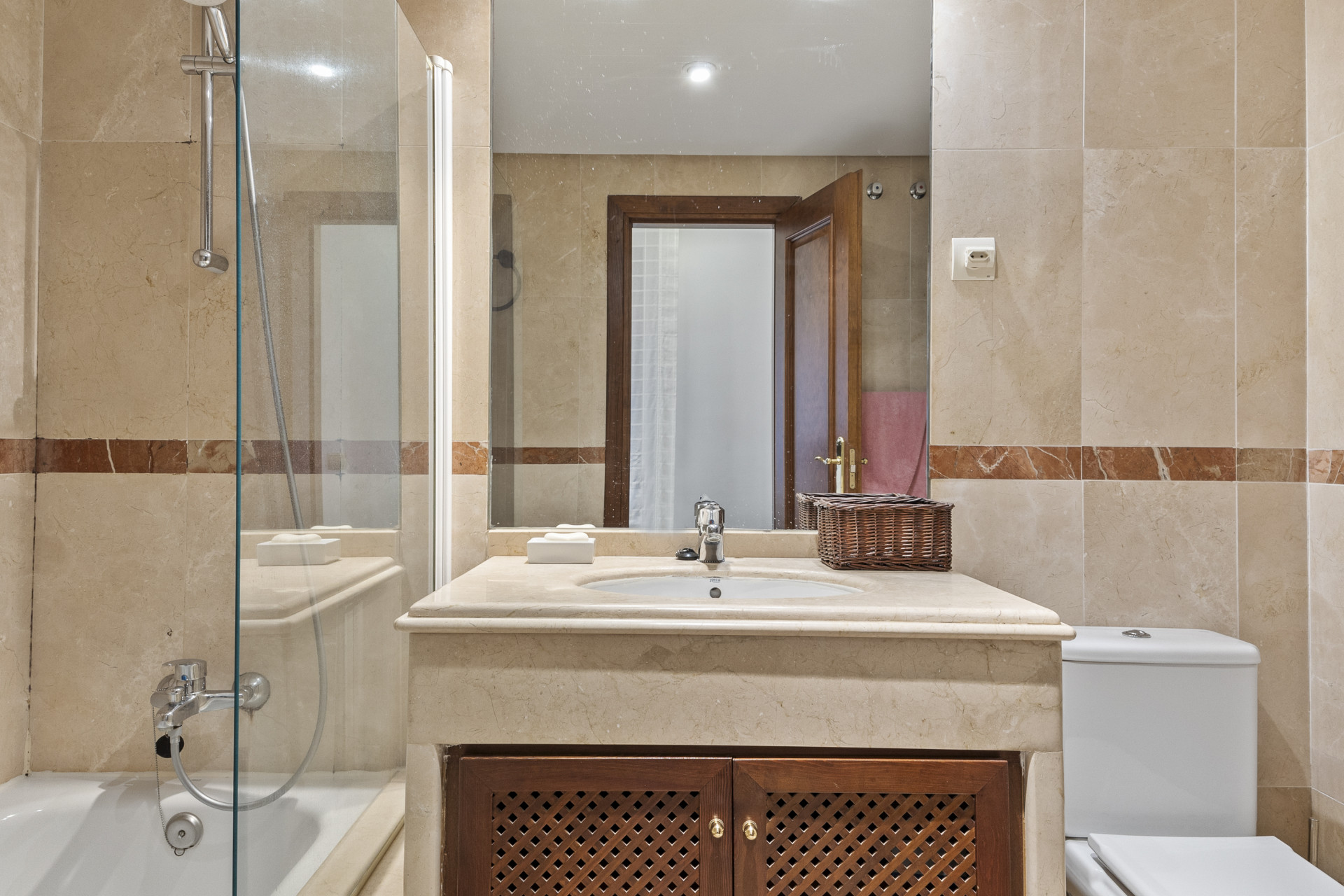 3 Bedroom Apartment in Marbella - Photo 17