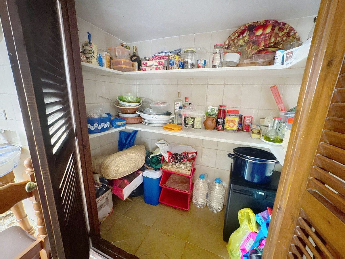 5 Bedroom Townhouse in Estepona - Photo 15
