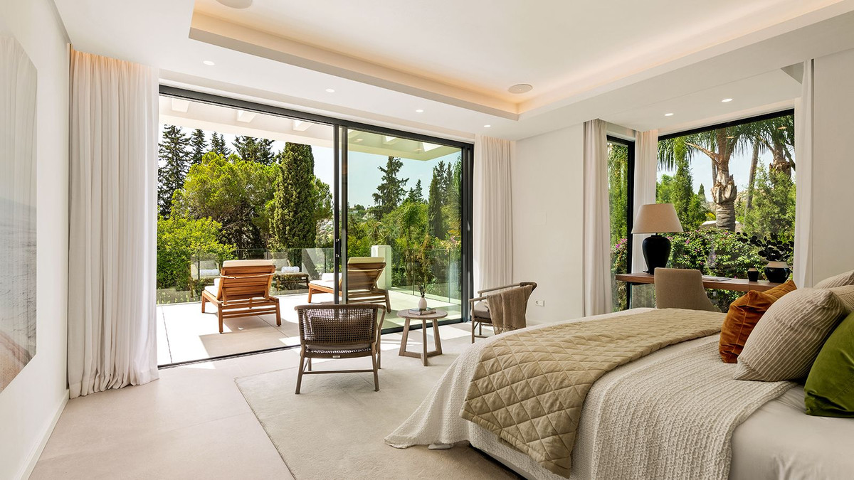 5 Bedroom Villa in Estepona - Photo 5