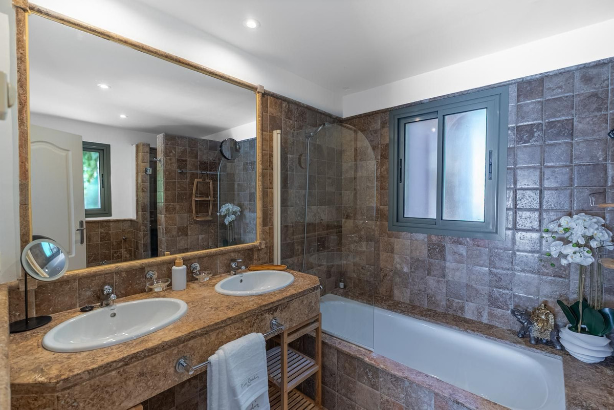 3 Bedroom Apartment in Estepona - Photo 25