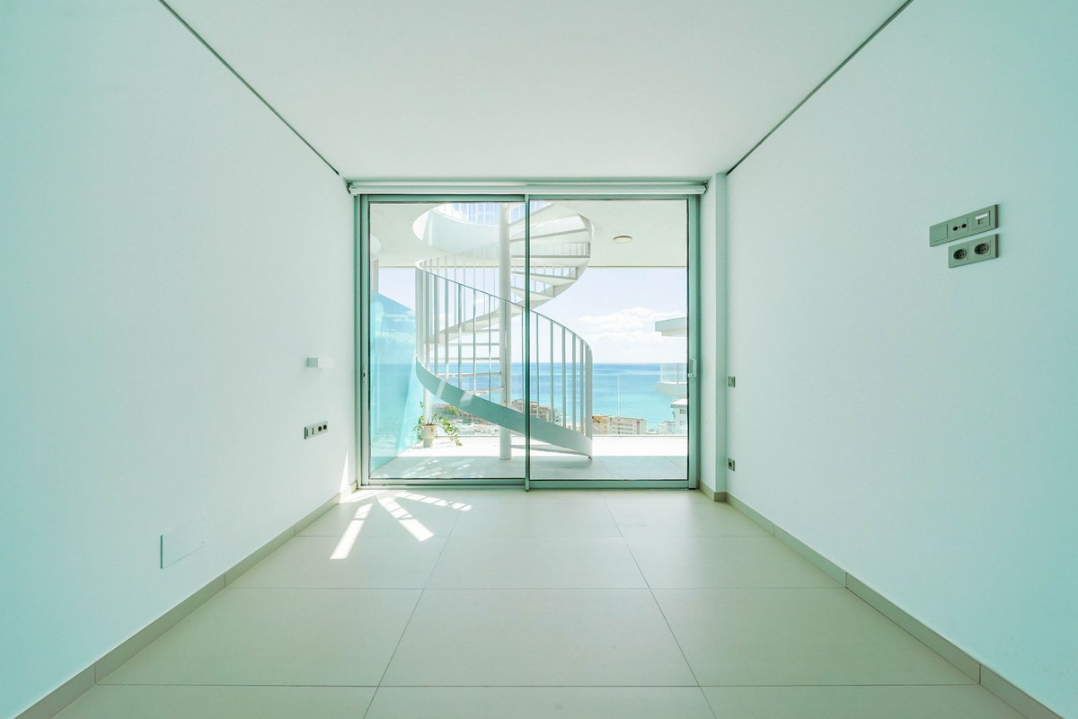 2 Bedroom Penthouse in Fuengirola - Photo 12