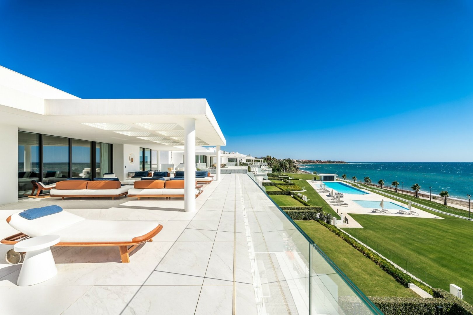 4 Bedroom Apartment in Estepona - Photo 8