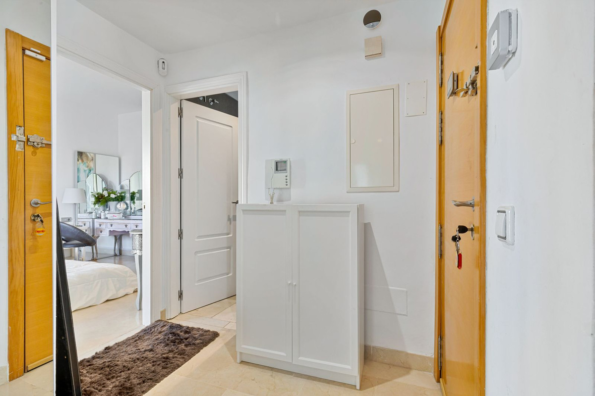 1 Bedroom Apartment in Benahavís - Photo 2