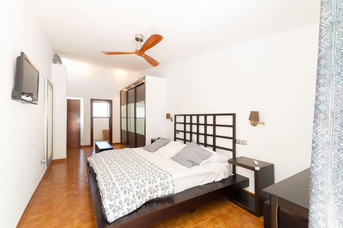 4 Bedroom Villa in San Pedro de Alcántara - Photo 7