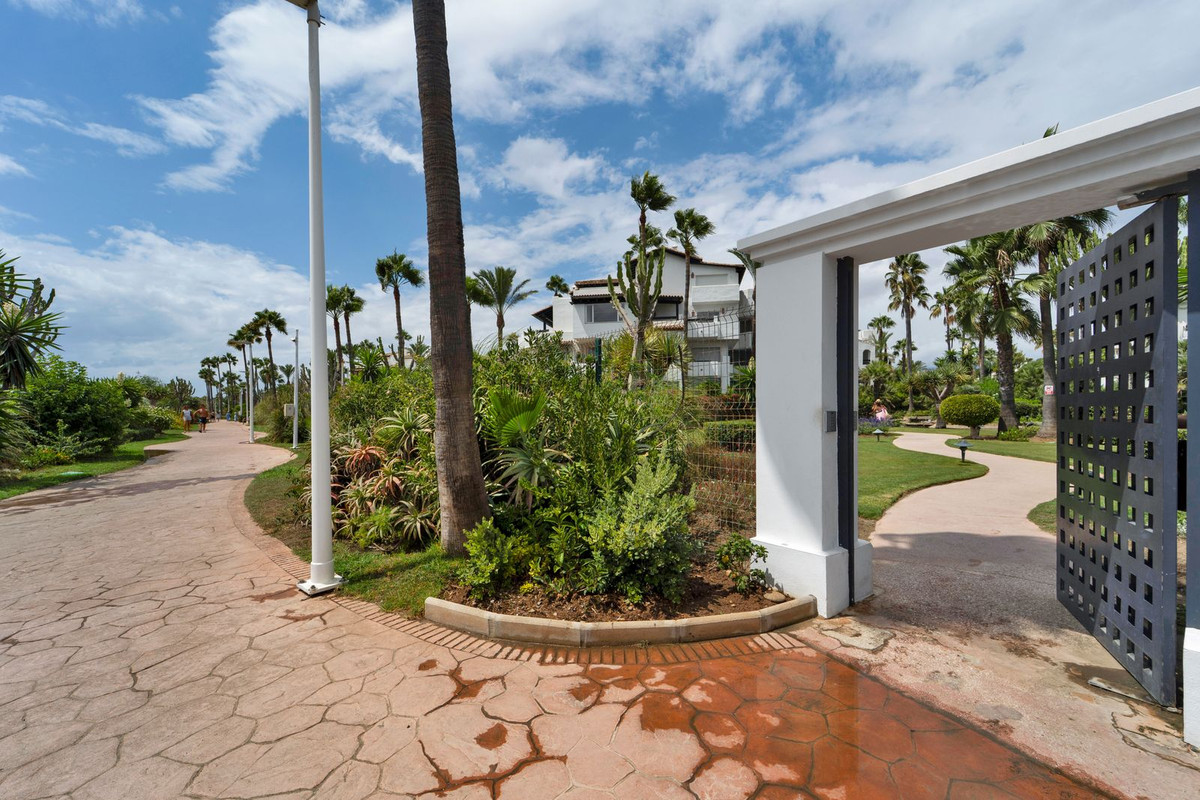2 Bedroom Apartment in Estepona - Photo 25