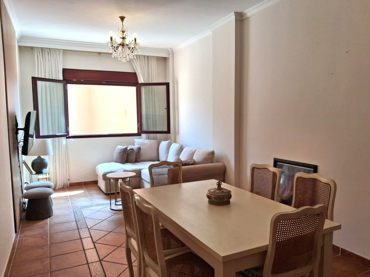 1 Bedroom Apartment in Benahavís - Photo 8