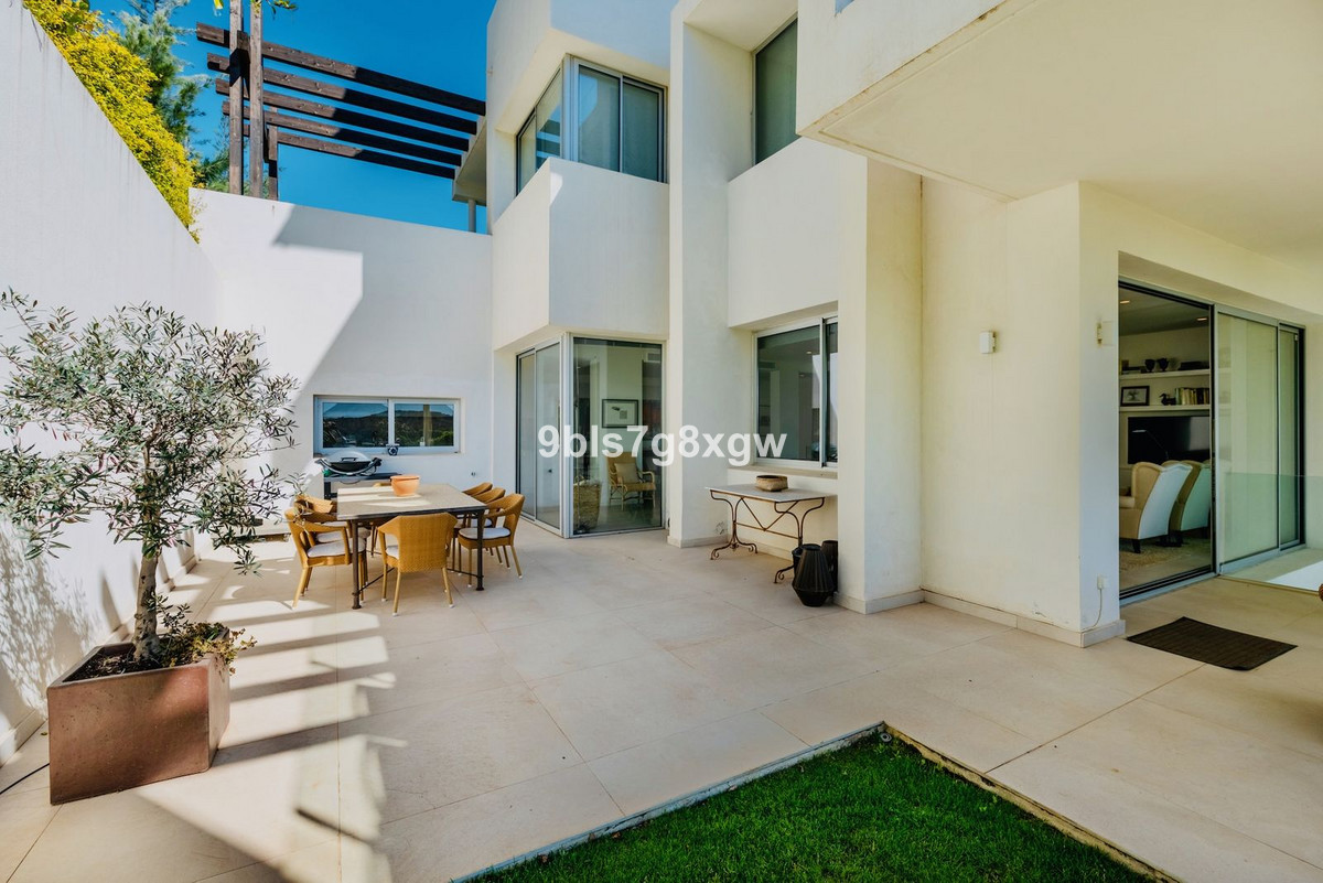 3 Bedroom Apartment in Benahavís - Photo 17