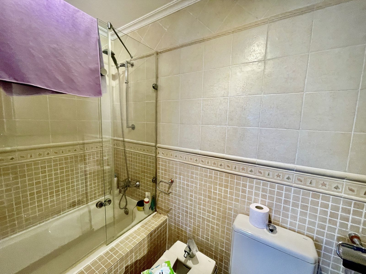 2 Bedroom Apartment in Benalmádena - Photo 14