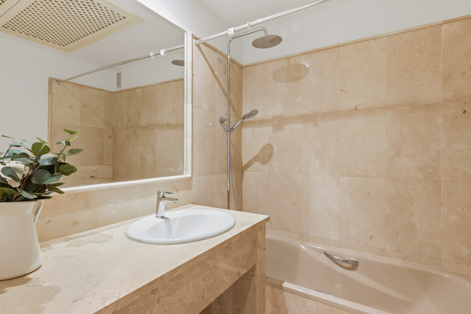 2 Bedroom Apartment in Estepona - Photo 16