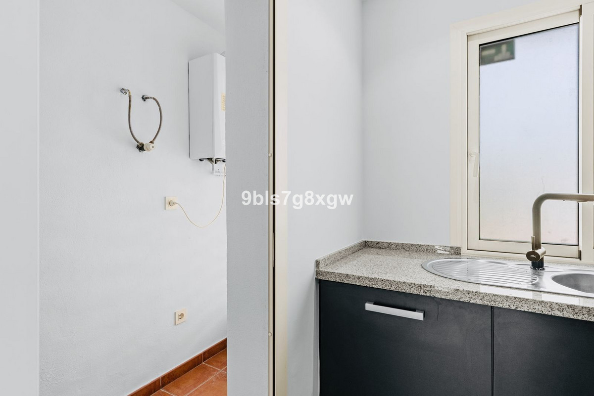 2 Bedroom Apartment in Estepona - Photo 14