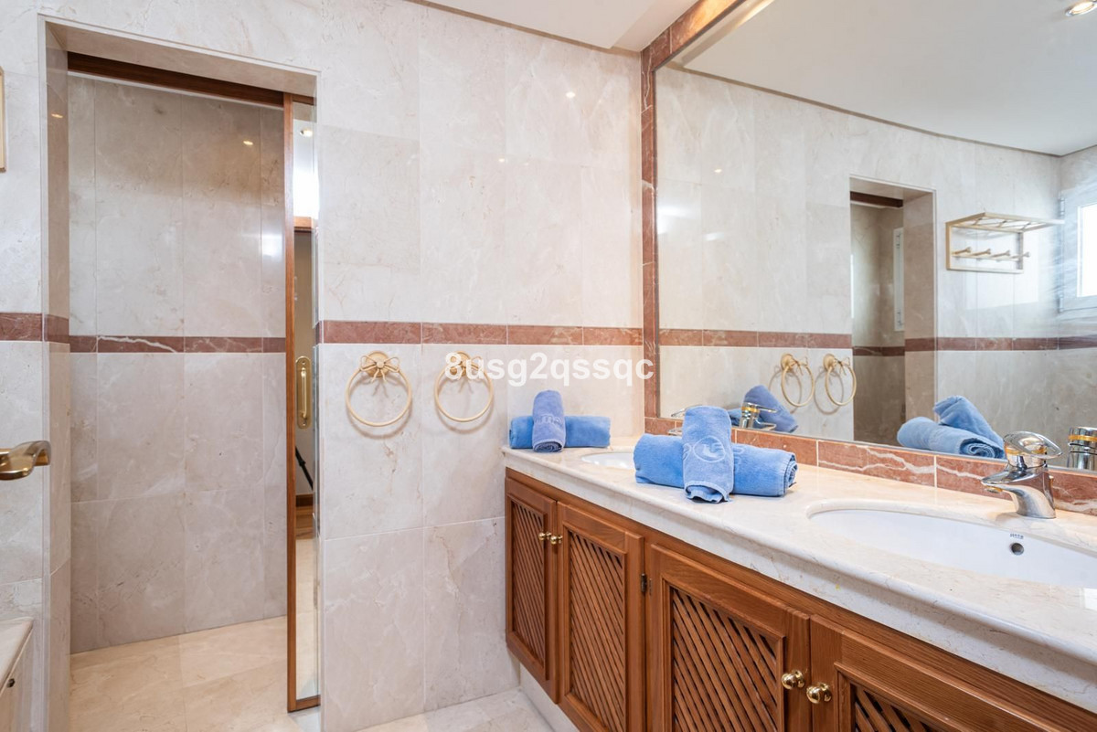 4 Bedroom Villa in Estepona - Photo 10