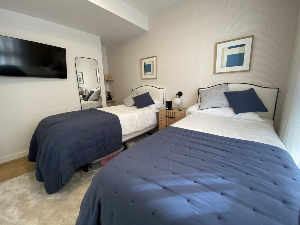 2 Bedroom Apartment in Estepona - Photo 15