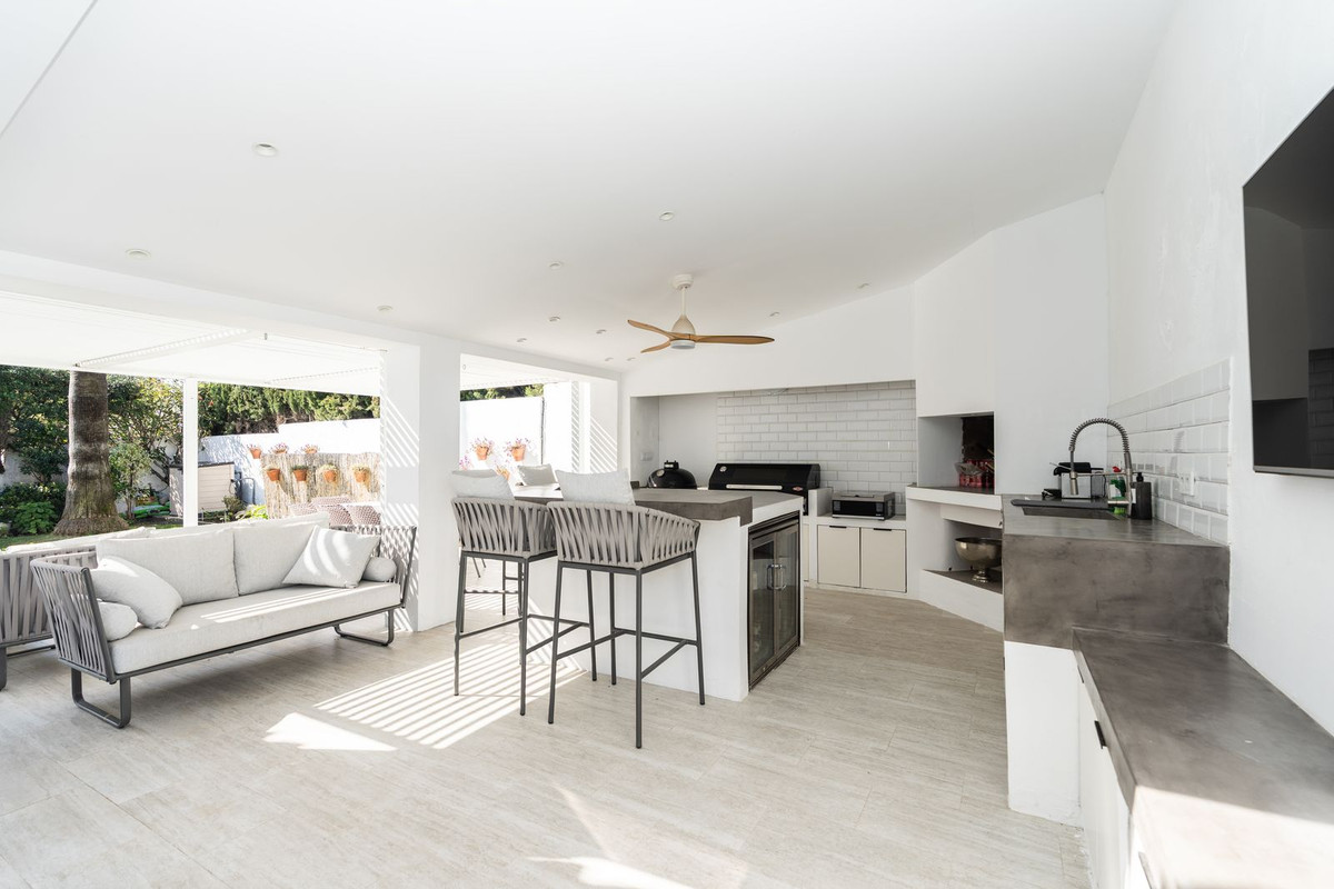 5 Bedroom Villa in Estepona - Photo 3