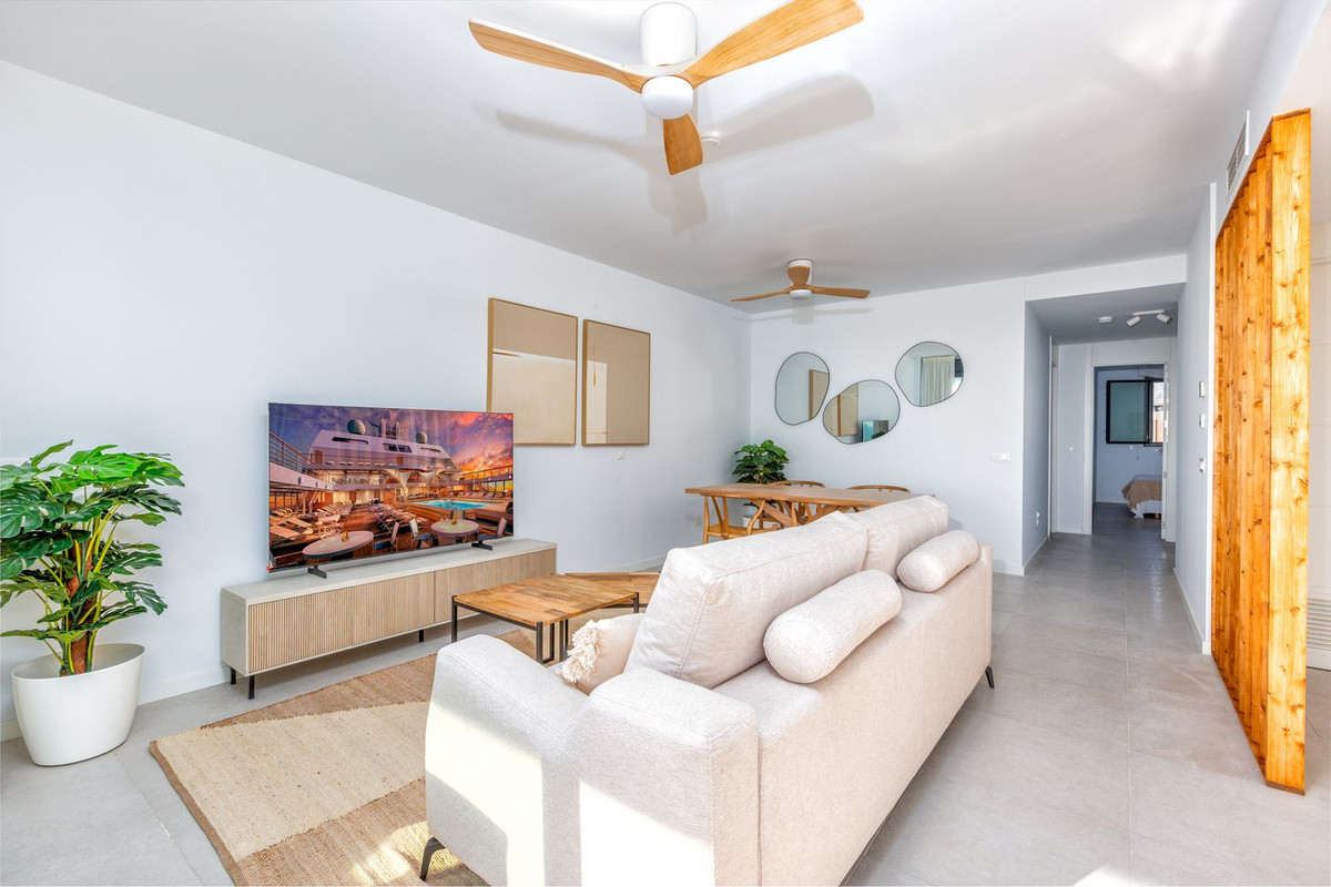 2 Bedroom Apartment in Torremolinos - Photo 10