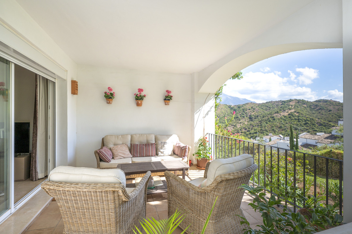 3 Bedroom Apartment in Benahavís - Photo 2