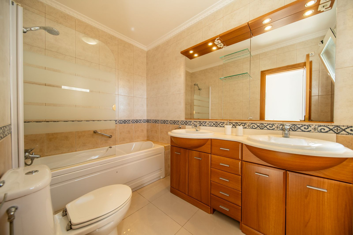 4 Bedroom Villa in Fuengirola - Photo 20