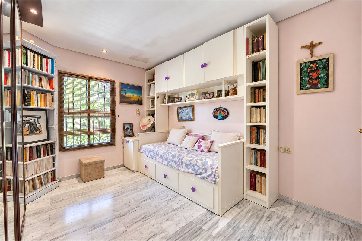 3 Bedroom Apartment in Marbella - Photo 18