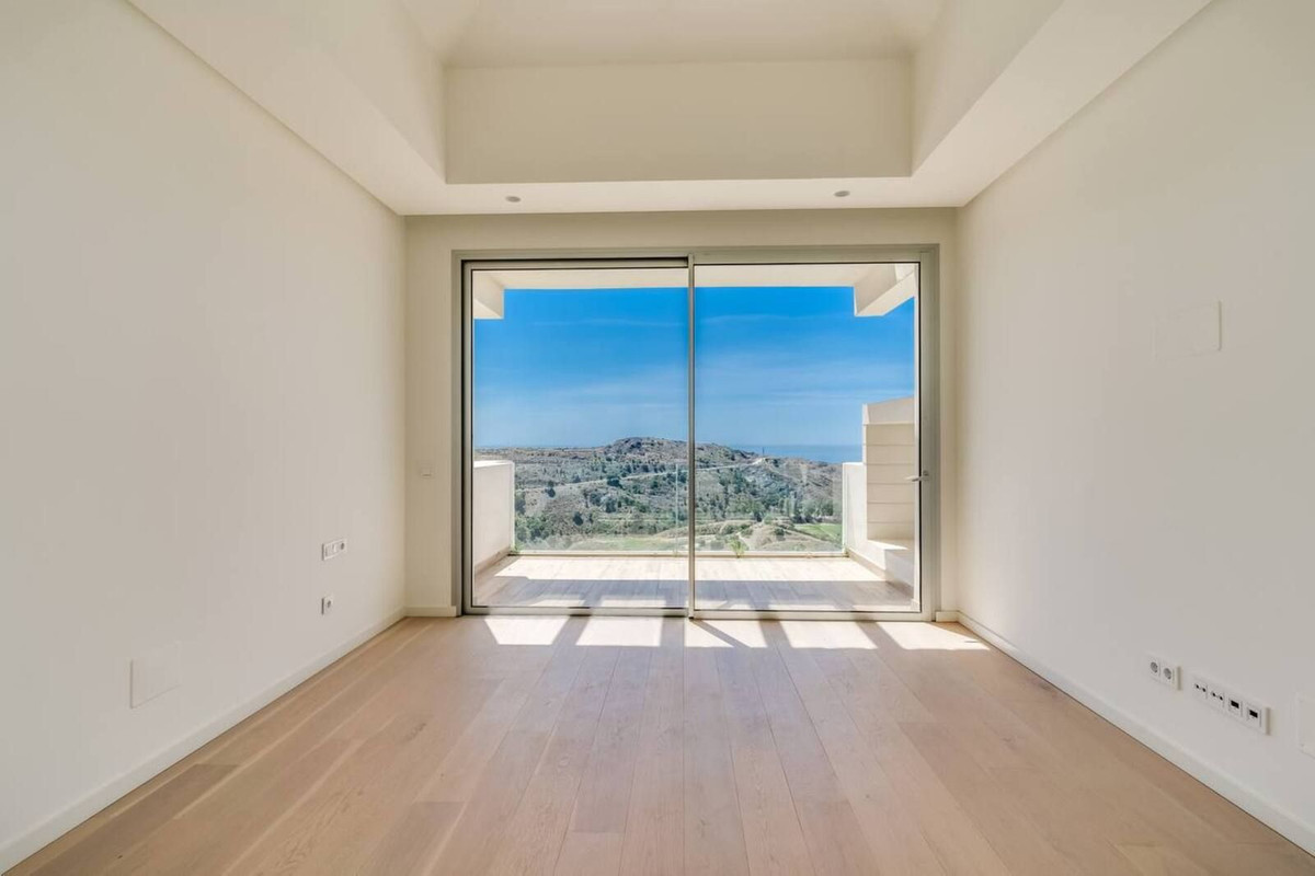 4 Bedroom Penthouse in Benahavís - Photo 7