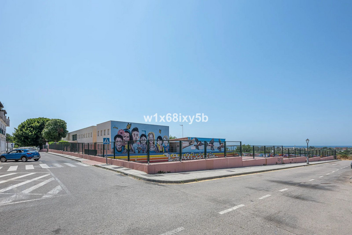 1 Bedroom Apartment in Estepona - Photo 24